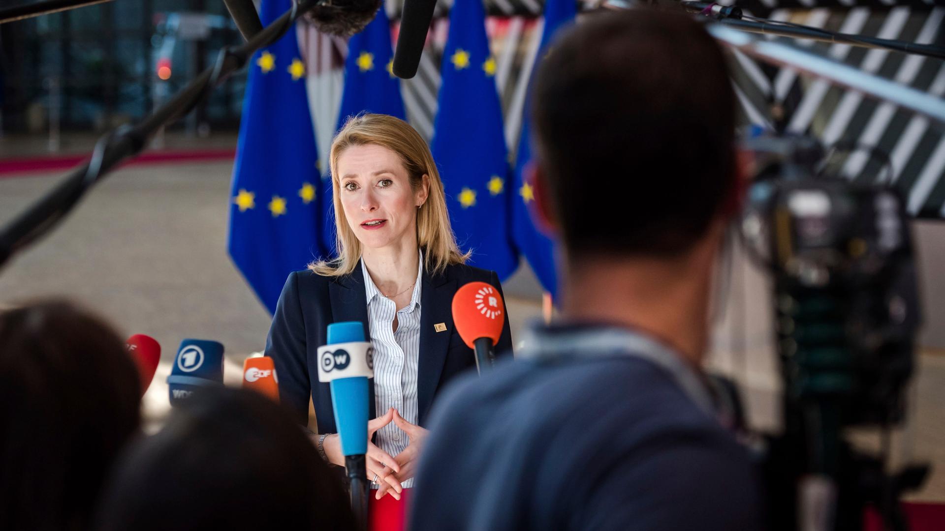 Kaja Kallas spricht an Mikrofonen zu Journalisten Kaja Kallas spricht an Mikrofonen zu Journalisten