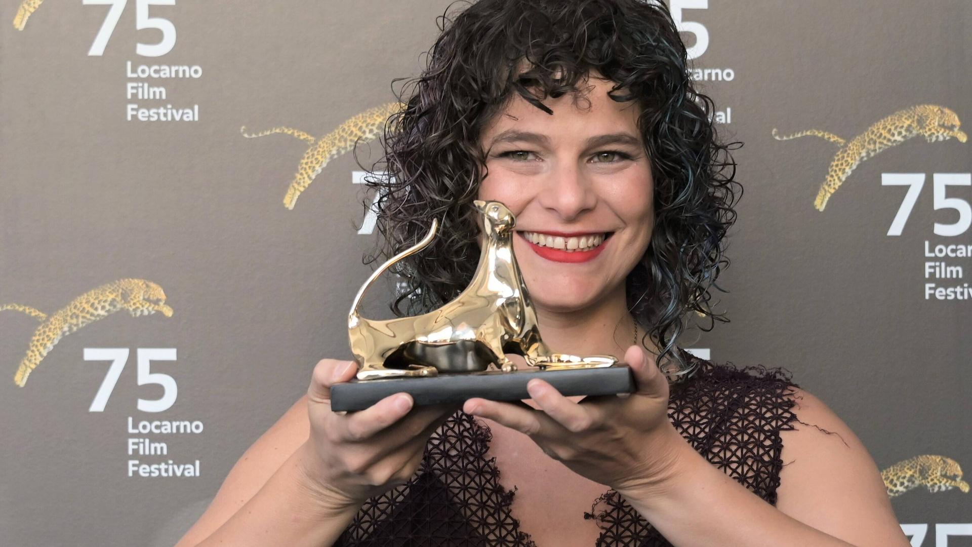 Die brasilianische Regisseurin Julia Murat nimmt den Goldenen Leoparden für ihren Film "Regra 34" entgegen. Die brasilianische Regisseurin Julia Murat nimmt den Goldenen Leoparden für ihren Film "Regra 34" entgegen.