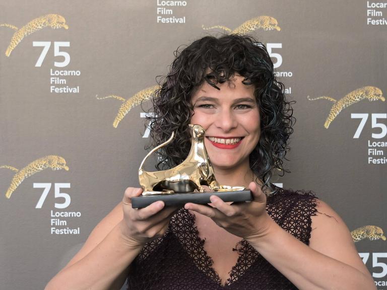 Die brasilianische Regisseurin Julia Murat nimmt den Goldenen Löwen für ihren Film "Regra 34" entgegen.