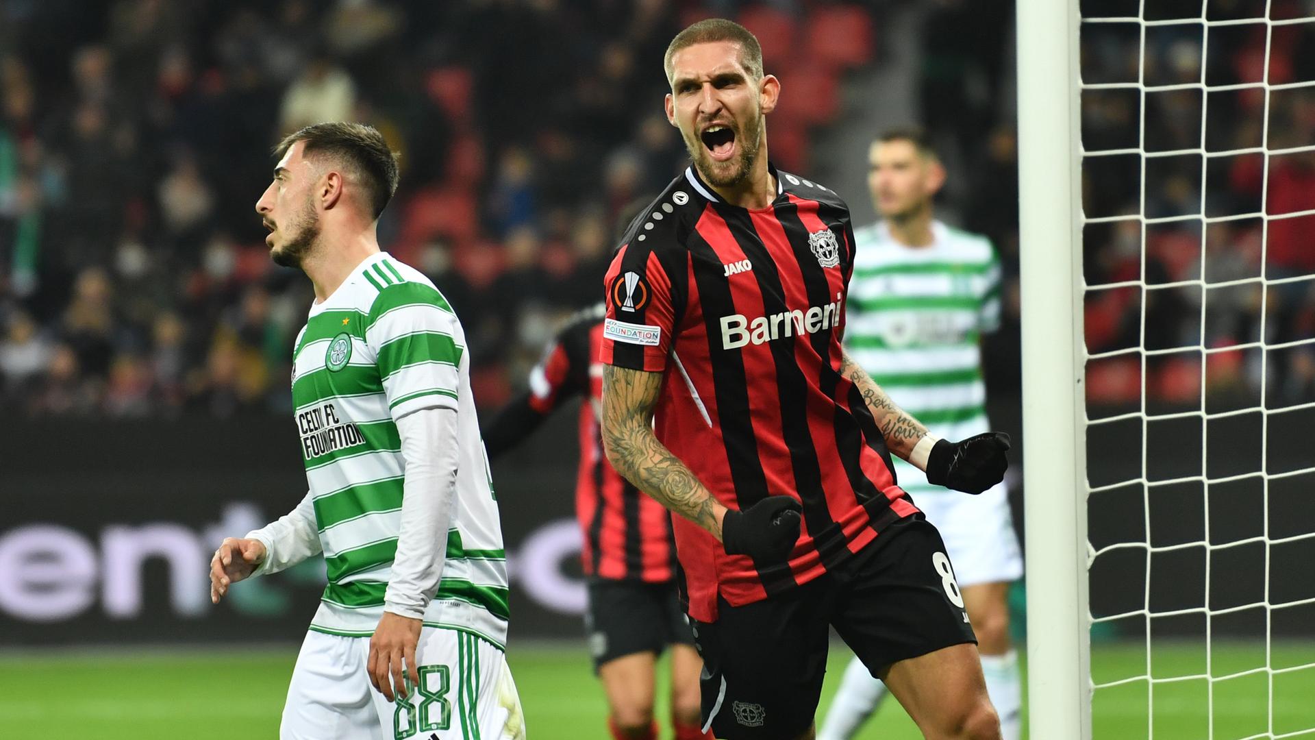 Leverkusens Spieler Robert Andrich (rechts) jubelt nach seinem Tor zum 1:0 gegen Celtic Glasgow in der Europa League. Leverkusens Spieler Robert Andrich (rechts) jubelt nach seinem Tor zum 1:0 gegen Celtic Glasgow in der Europa League.