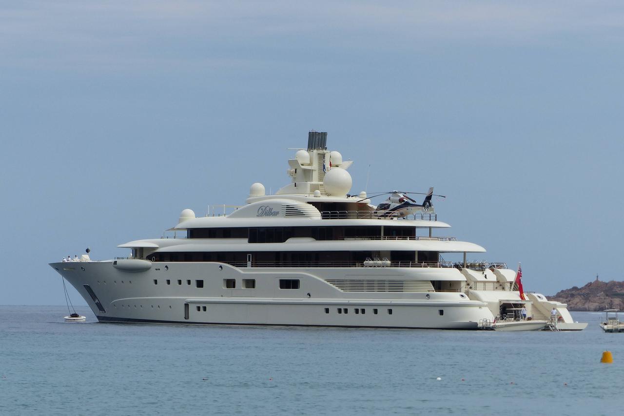 Die Luxusyacht Dilbar des russischen Oligarchen Alischer Usmanow liegt in Küstengewässern vor Anker. Die Luxusyacht Dilbar des russischen Oligarchen Alischer Usmanow liegt in Küstengewässern vor Anker.