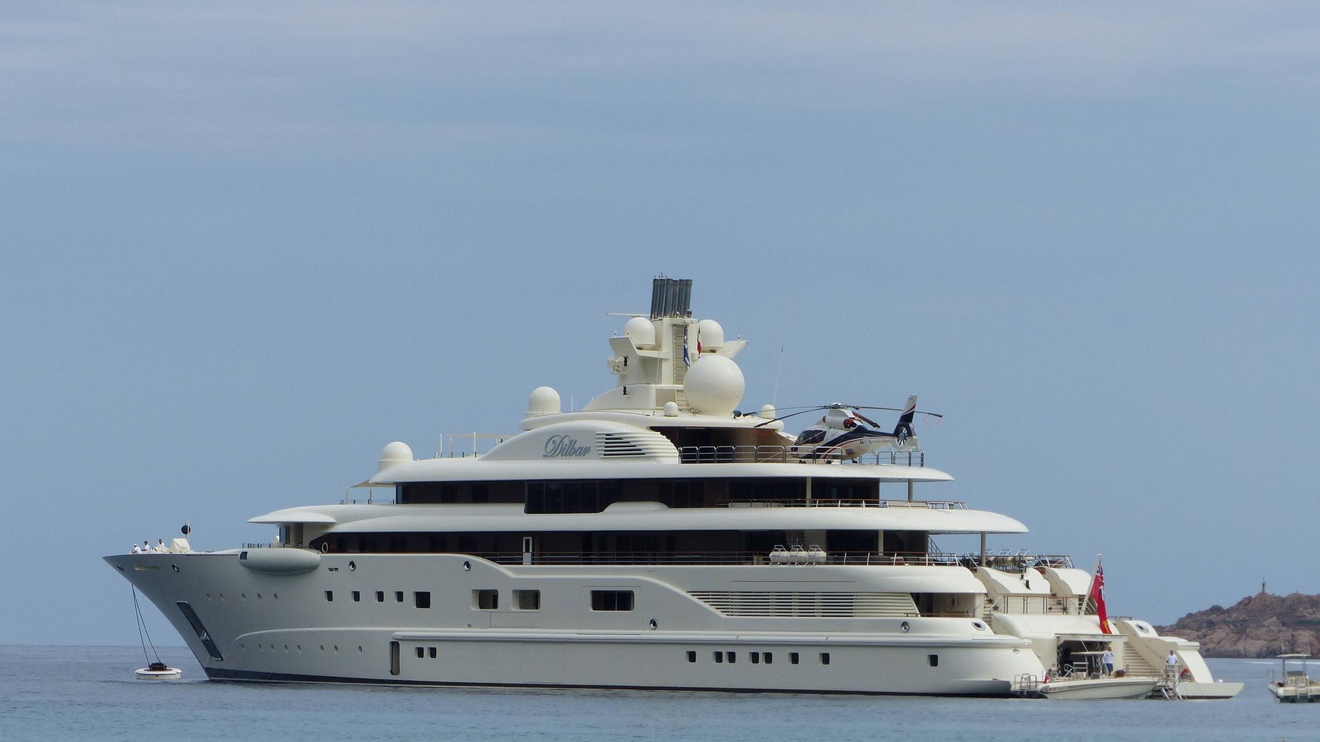 Die Luxusyacht Dilbar des russischen Oligarchen Alischer Usmanow liegt in Küstengewässern vor Anker.