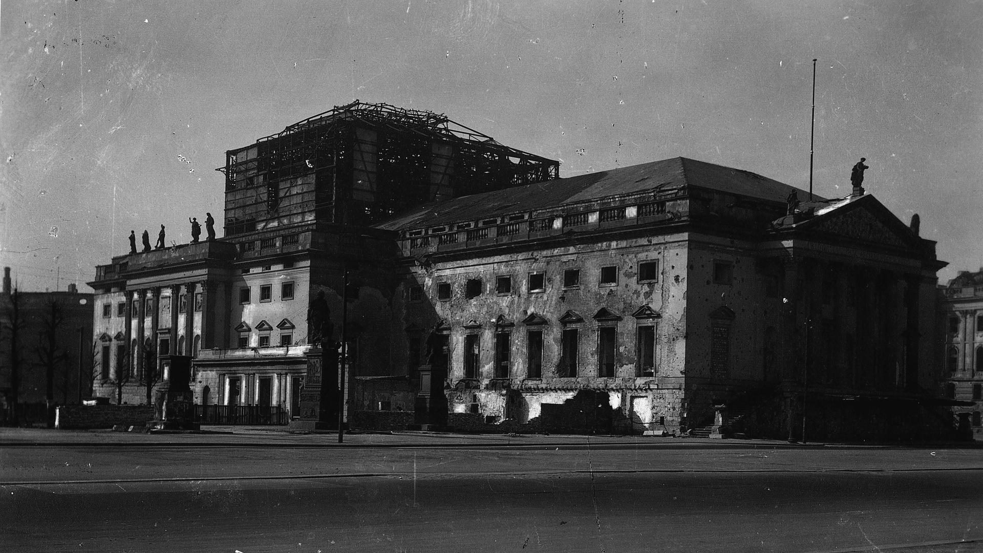 Deutsche Staatsoper in Berlin nach Kriegsende. Deutsche Staatsoper in Berlin nach Kriegsende.
