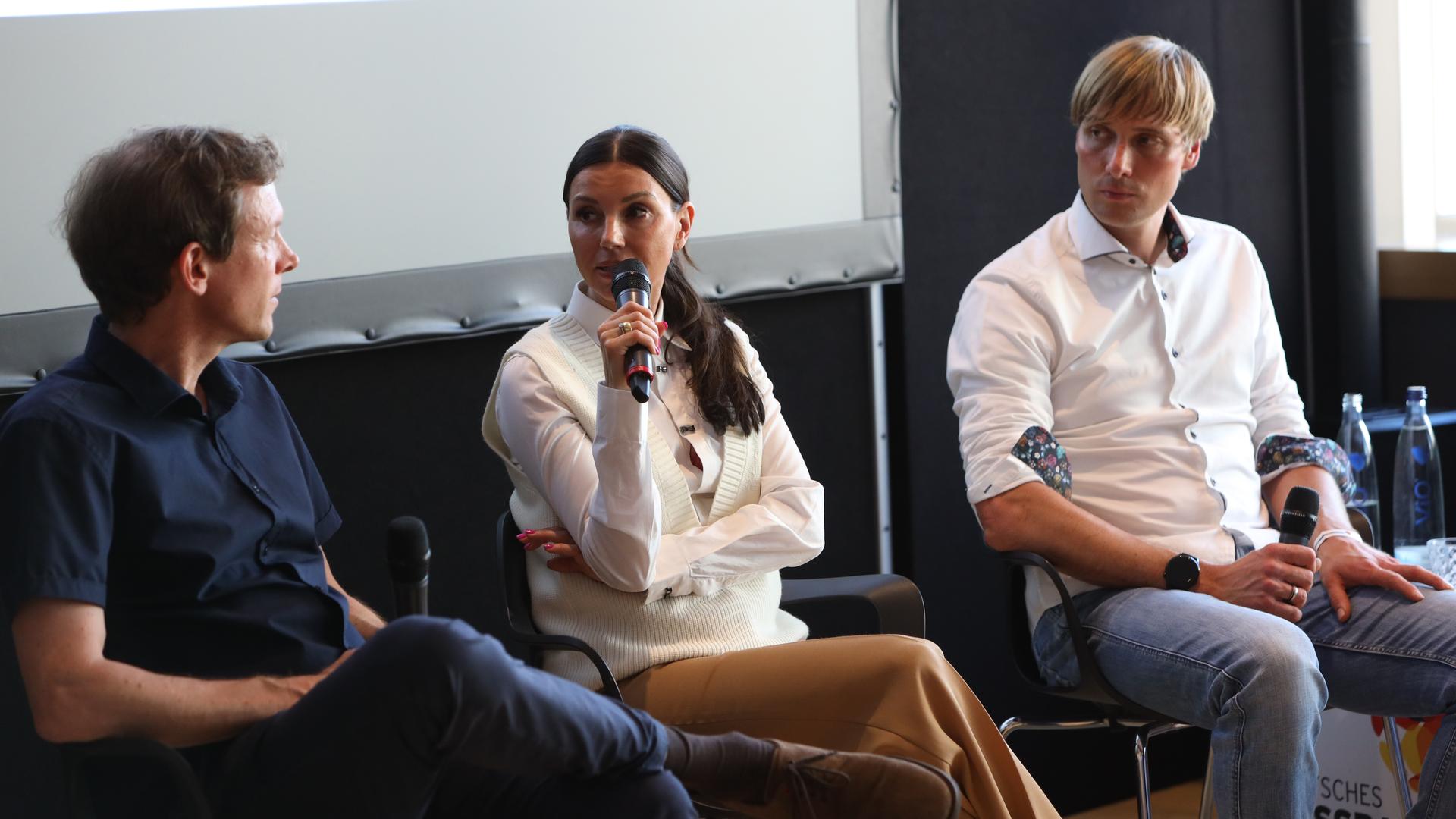 Teresa Enke (M.) und Martin Amedick (r.) auf einer Podiumsdiskussion zum Thema Depressionen im Spitzensport im Deutschen Fußballmuseum in Dortmund. Teresa Enke (M.) und Martin Amedick (r.) auf einer Podiumsdiskussion zum Thema Depressionen im Spitzensport im Deutschen Fußballmuseum in Dortmund.