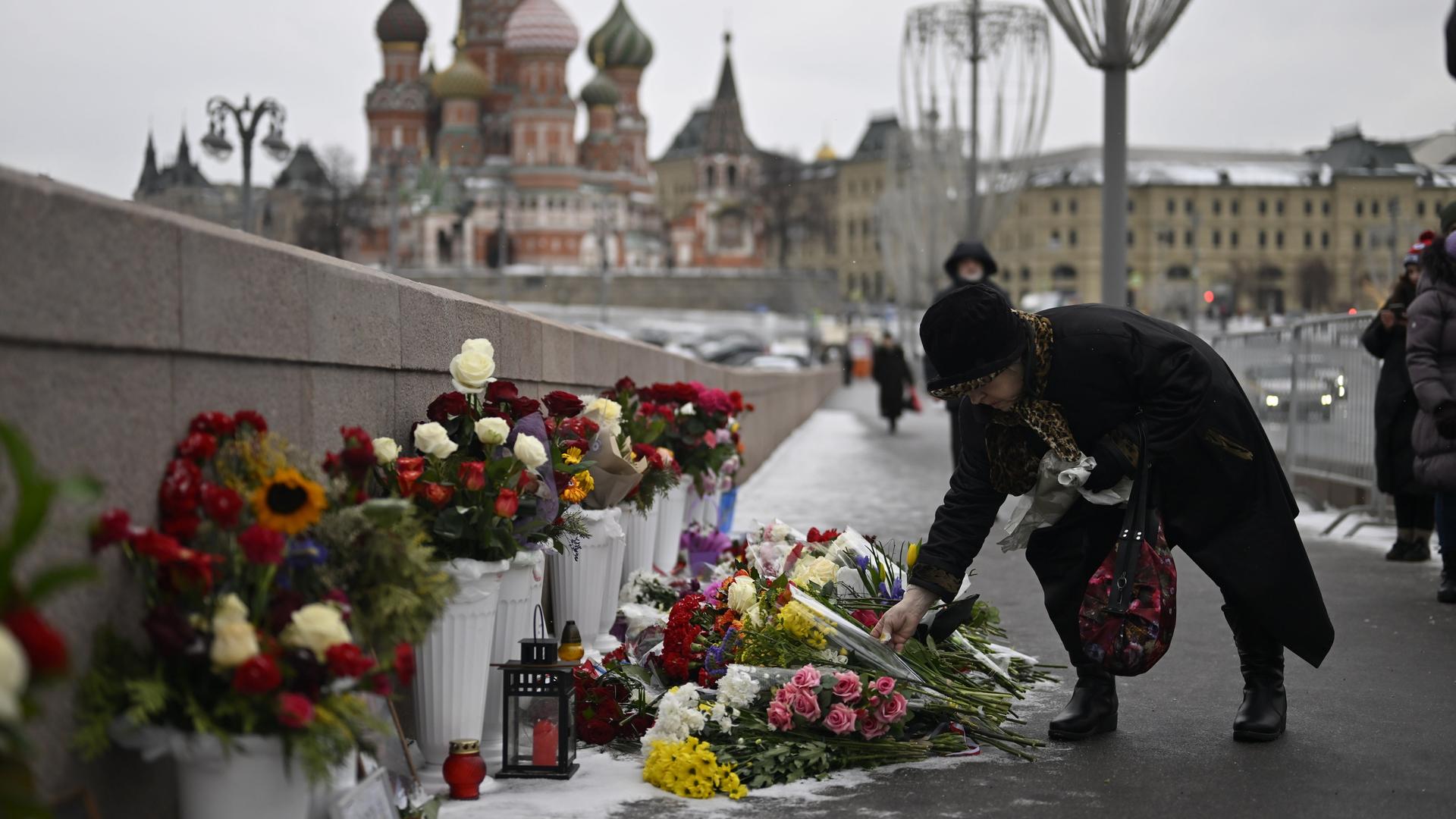 Der russische Oppositionelle Boris Nemzow wurden am 27. Februar 2015 auf einer Brücke erschossen. An seinem Todestag 2023 legt eine Passantin an dem Ort Blumen zum Gedenken an ihn nieder. Dort stehen schon viele Sträuße. Der russische Oppositionelle Boris Nemzow wurden am 27. Februar 2015 auf einer Brücke erschossen. An seinem Todestag 2023 legt eine Passantin an dem Ort Blumen zum Gedenken an ihn nieder. Dort stehen schon viele Sträuße.