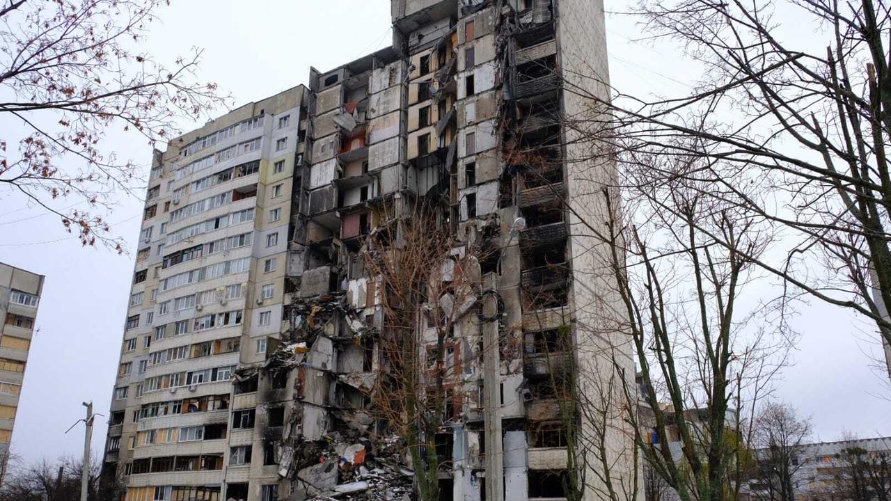 Durch Luftangriffe zerstörtes Appartmenthaus in der ukrainischen Stadt Charkiw