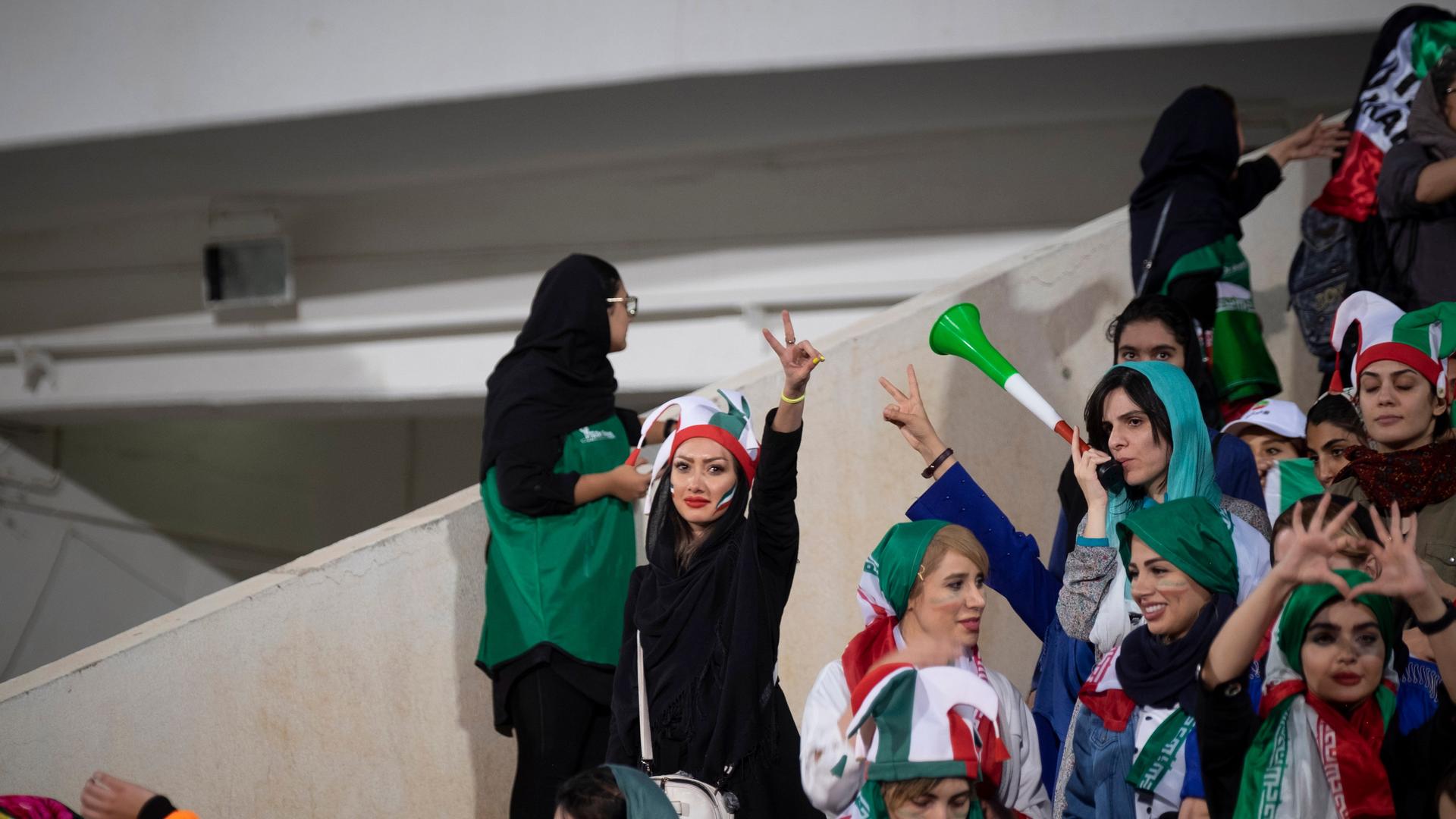 Eine Iranerin zeigt beim Besuch eines Fußballspiels im Stadion im Teheran das Victory-Zeichen. Eine Iranerin zeigt beim Besuch eines Fußballspiels im Stadion im Teheran das Victory-Zeichen.