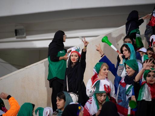 Eine Iranerin zeigt beim Besuch eines Fußballspiels im Stadion im Teheran das Victory-Zeichen. 