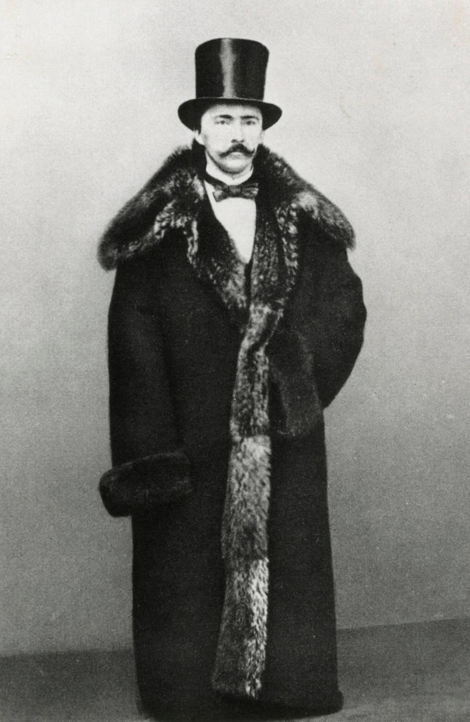 Heinrich Schliemann posiert mit Zylinder und Mantel für ein Foto