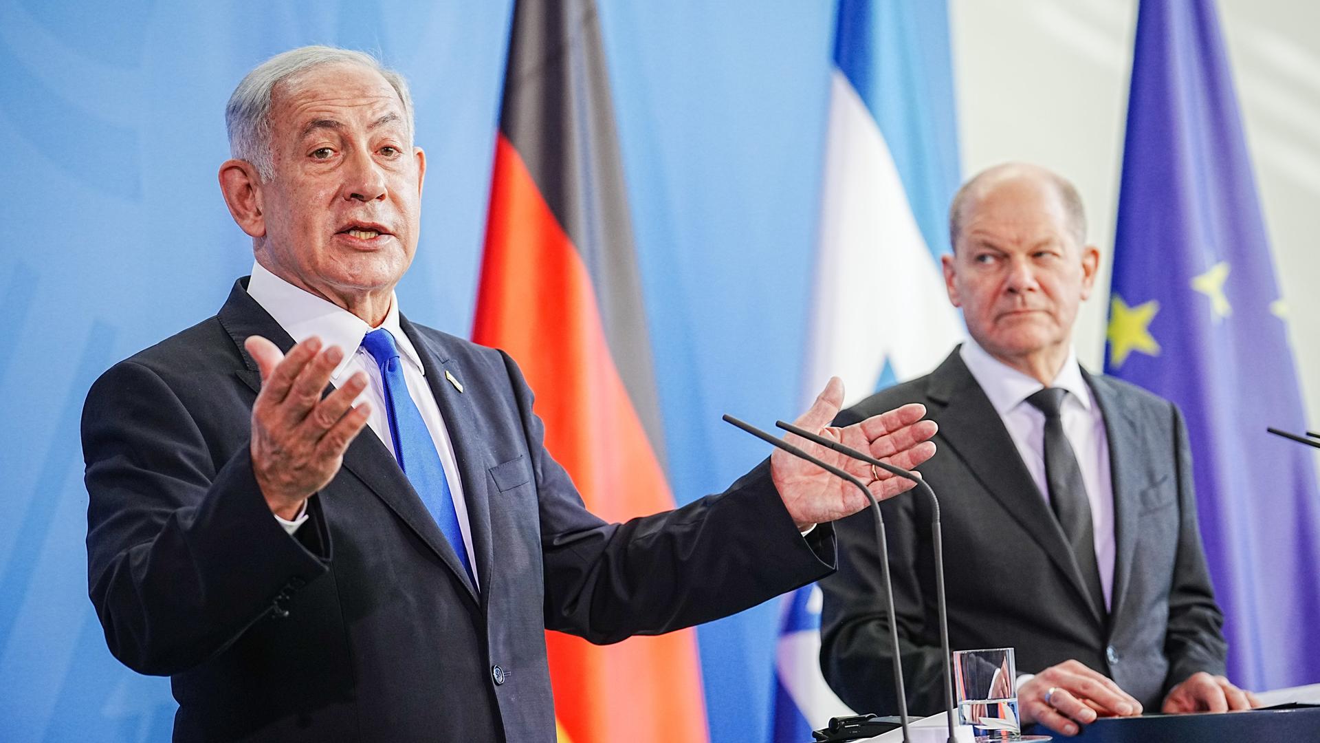 Bundeskanzler Olaf Scholz und Benjamin Netanjahu, Ministerpräsident von Israel, geben im Bundeskanzleramt eine Pressekonferenz.