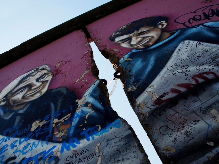 Ein Stück Berliner Mauer, durch das ein Riss geht.