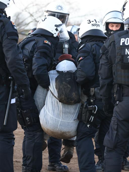 Ein Klimaschutzaktivist wird in Lützerath von der Polizei weggetragen. Lützerath soll zur Erweiterung des Braunkohletagebaus Garzweiler II abgebaggert werden.