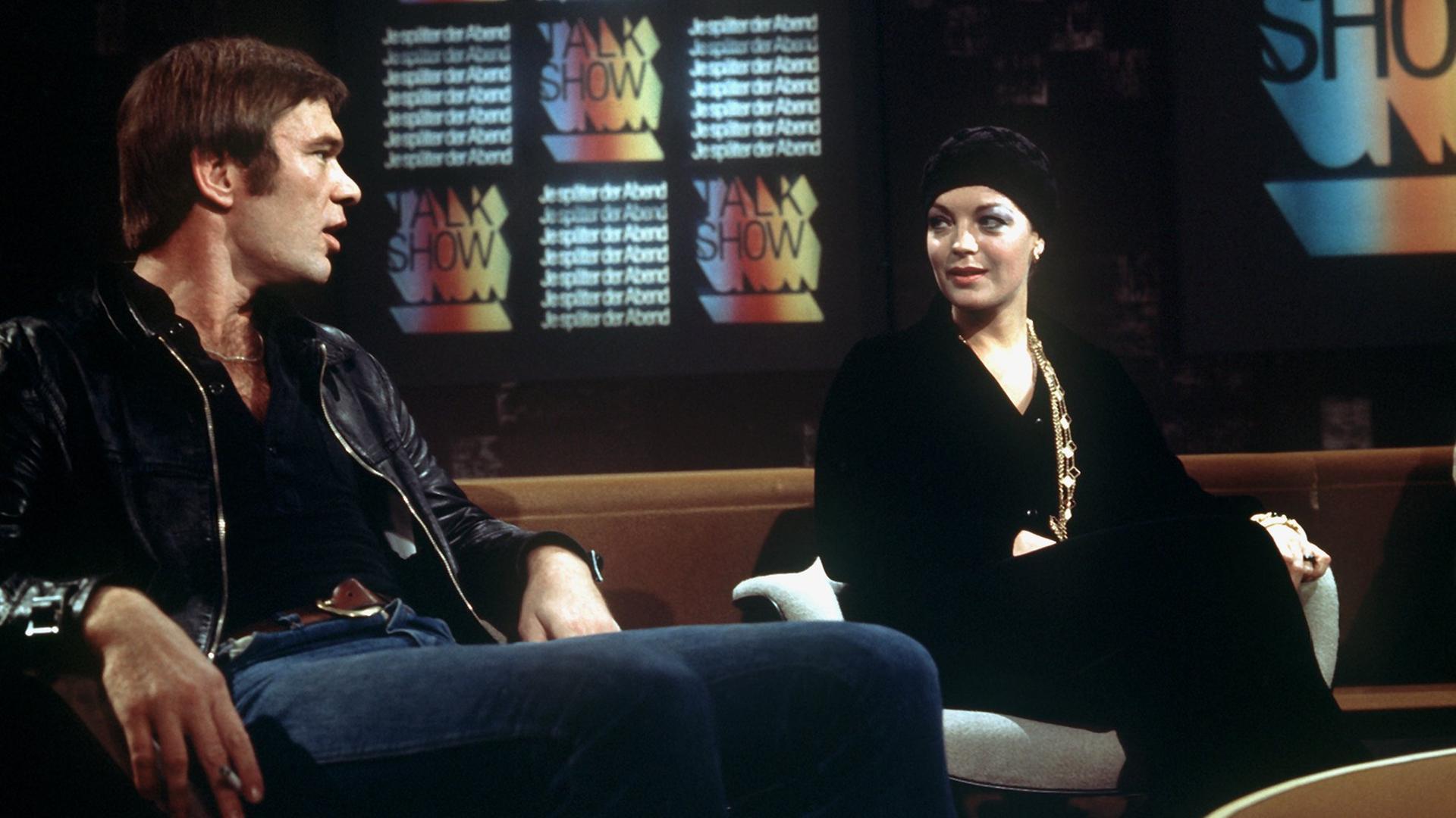 Seit dem 18.03.1973 heißt es "Talkshow" im deutschen TV bei "Je später der Abend" im WDR - hier diskutieren ein Jahr nach der Premiere Romy Schneider und Burkhard Driest miteinander Seit dem 18.03.1973 heißt es "Talkshow" im deutschen TV bei "Je später der Abend" im WDR - hier diskutieren ein Jahr nach der Premiere Romy Schneider und Burkhard Driest miteinander