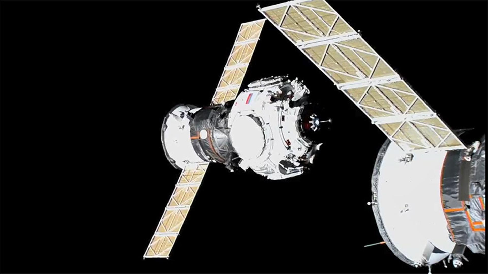 Das Pritschal-Modul kurz vor dem Andocken an die ISS, rechts ist ein Soyuz-Raumschiff zu sehen Das Pritschal-Modul kurz vor dem Andocken an die ISS, rechts ist ein Soyuz-Raumschiff zu sehen