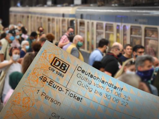 Fotomontage: Menschen und einfahrende U-Bahn in München, im Vordergrund ein Ticket mit Aufschrift 49-Euro-Ticket