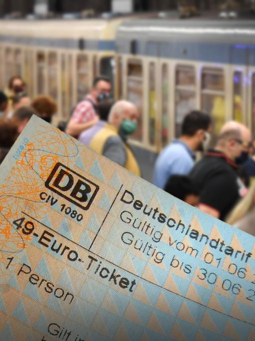 Fotomontage: Menschen und einfahrende U-Bahn in München, im Vordergrund ein Ticket mit Aufschrift 49-Euro-Ticket