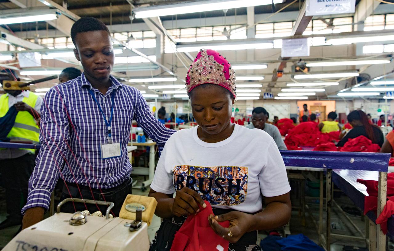 Textilfabrik in Afrika: Ausbilder und Näherin in der Textilfabrik Dignity "DTRT Apparel" im ghanaischen Accra Textilfabrik in Afrika: Ausbilder und Näherin in der Textilfabrik Dignity "DTRT Apparel" im ghanaischen Accra