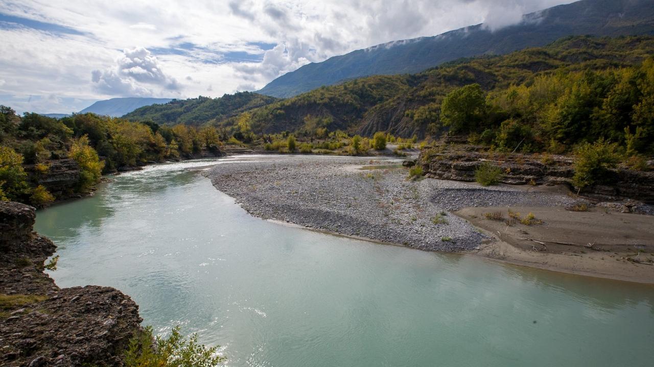 Fluss, umgeben von Bergen und Natur: die Vjosa in Albanien Fluss, umgeben von Bergen und Natur: die Vjosa in Albanien