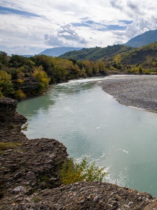 Fluss, umgeben von Bergen und Natur: die Vjosa in Albanien