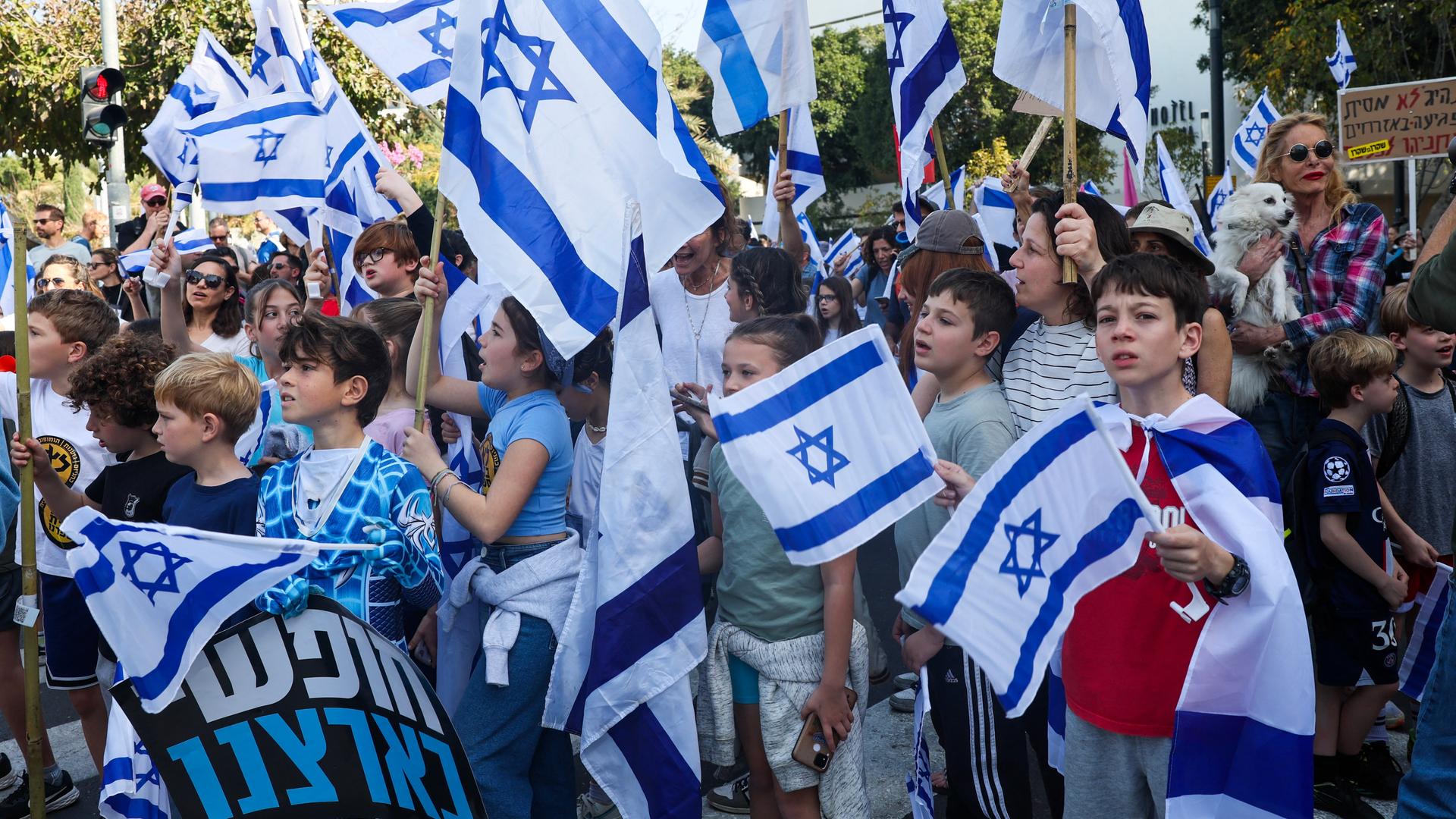 Kinder und ihre Eltern demonstrieren in Tel Aviv gegen die geplante Justizreform.