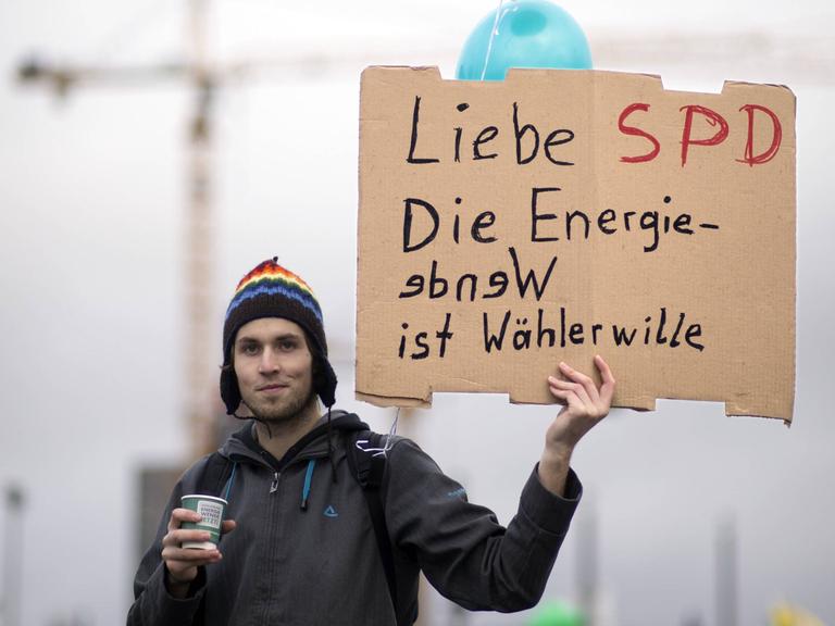 Demonstrant mit Schild "Liebe SPD - Die Energiewende ist Wählerwille" auf der Demonstration von Anti-Atom-Initiativen, BUND, Campact, Attac und anderen im Jahr 2013