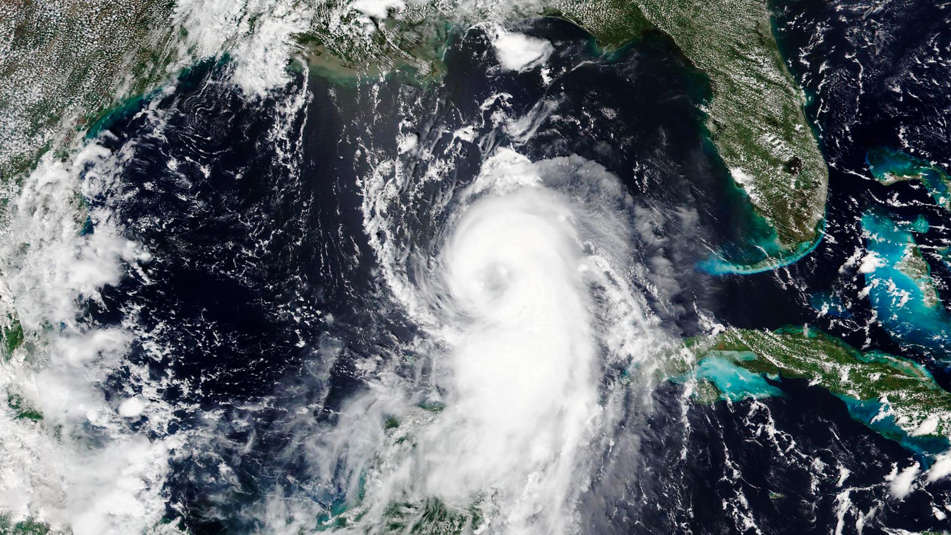 Auf Flügen im Weltraum dokumentierte Reinhard Furrer seine Erfahrungen. Zu sehen: Satellitenbild zeigt Hurrikan Laura im Golf von Mexiko. 