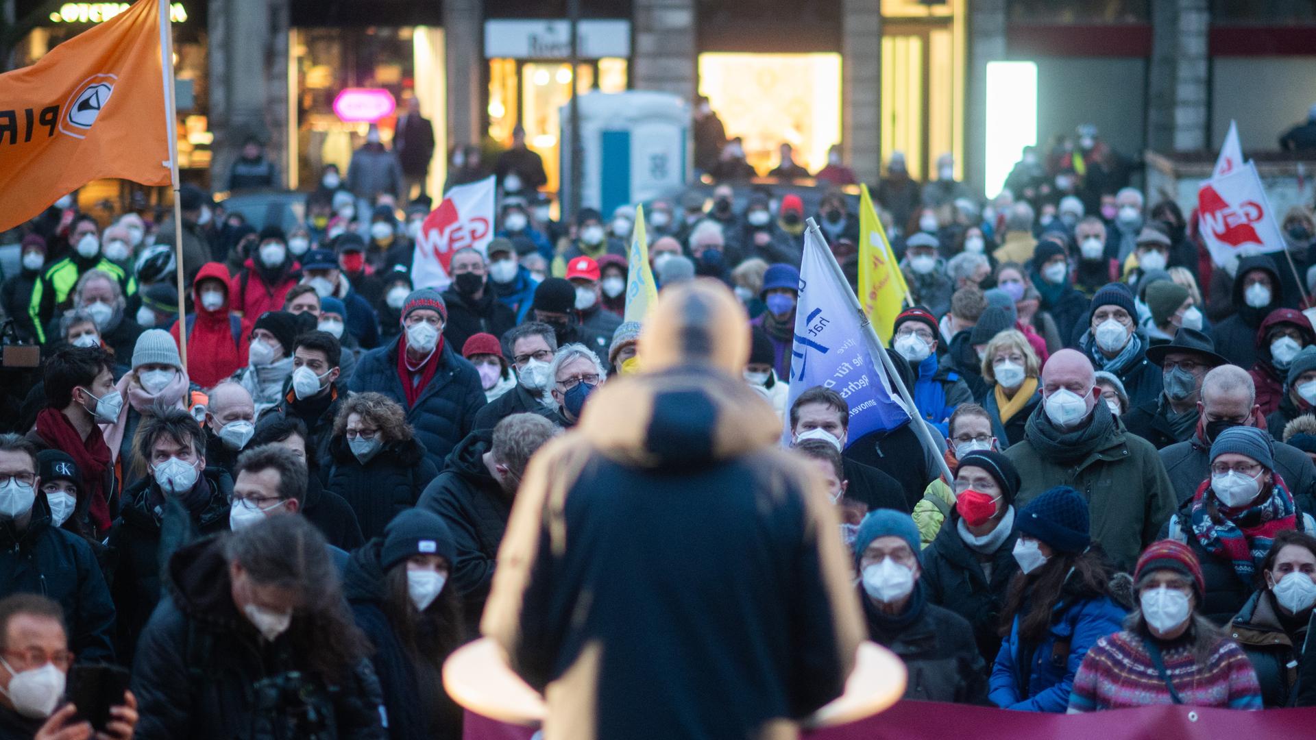 Hunderte Menschen stehen bei einer Mahnwache als Zeichen gegen Demonstrationen von Gegnern der Corona-Maßnahmen. Mehrere Organisationen haben zu der Mahnwache aufgerufen und wollen gemeinsam ein Zeichen für eine gemeinsame Haltung für Demokratie und Zusammenhalt setzen.
Aufnahmedatum
14.01.2022
Hunderte Menschen stehen bei einer Mahnwache als Zeichen gegen Demonstrationen von Gegnern der Corona-Maßnahmen. Mehrere Organisationen haben zu der Mahnwache aufgerufen und wollen gemeinsam ein Zeichen für eine gemeinsame Haltung für Demokratie und Zusammenhalt setzen.
Aufnahmedatum
14.01.2022