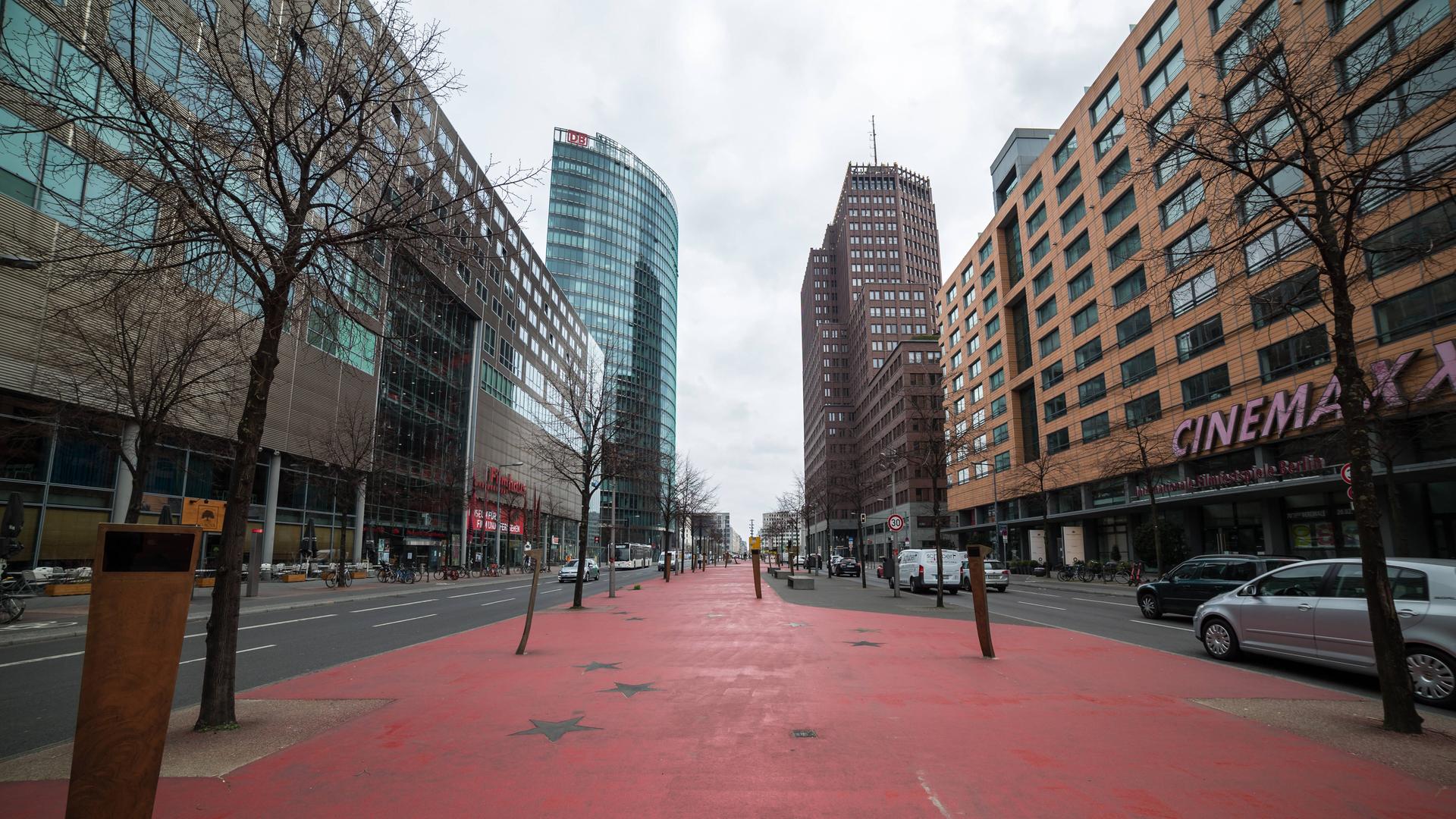 Der sogenannte "Walk of Fame" in der Potsdamer Straße mit Blick auf den Potsdamer Platz in Berlin währen der Corona-Pandemie. 