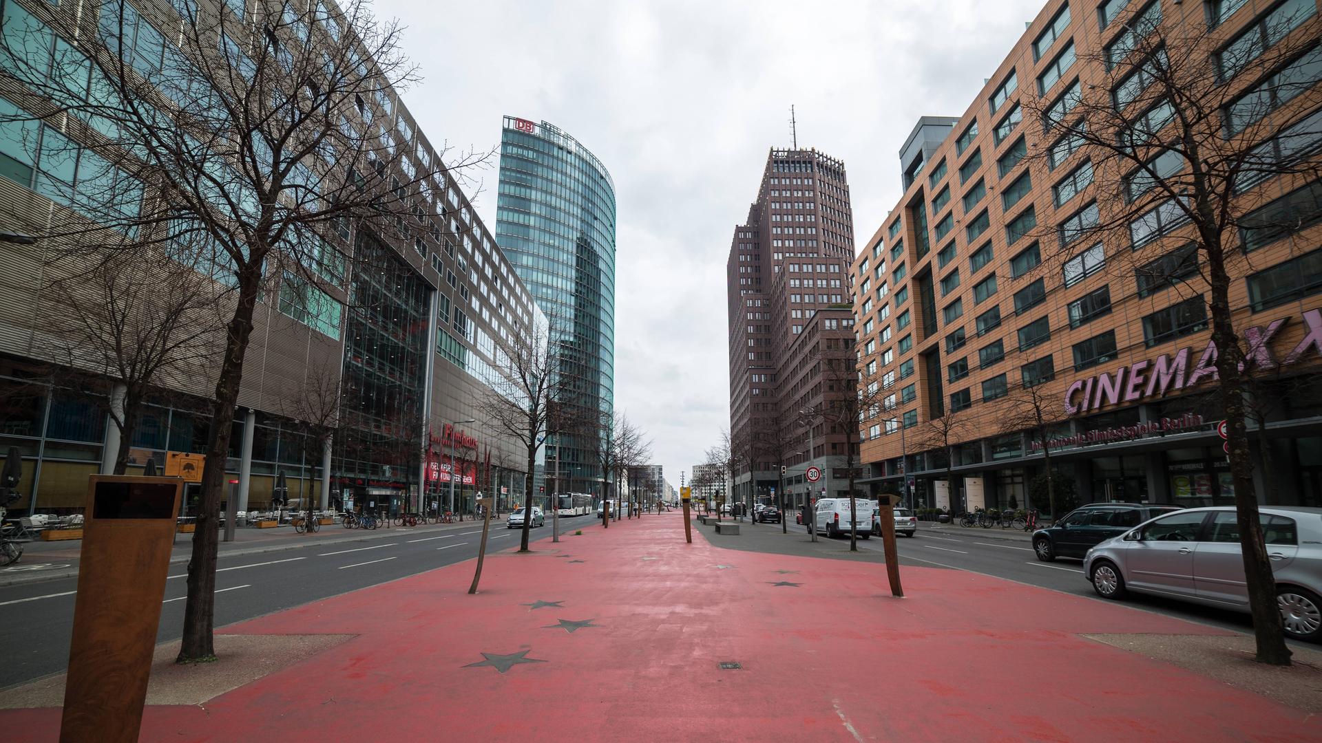 Der sogenannte "Walk of Fame" in der Potsdamer Straße mit Blick auf den Potsdamer Platz in Berlin währen der Corona-Pandemie. Der sogenannte "Walk of Fame" in der Potsdamer Straße mit Blick auf den Potsdamer Platz in Berlin währen der Corona-Pandemie.