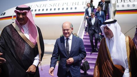 Bundeskanzler Olaf Scholz (SPD, M) wird auf dem Flughafen Dschidda von Khalid bin Faisal Al Saud (r), Gouverneur von Mekka, vor dem A340 der Luftwaffe empfangen. Neben Saudi-Arabien besucht der Kanzler die Vereinigten Arabischen Emirate und Katar.