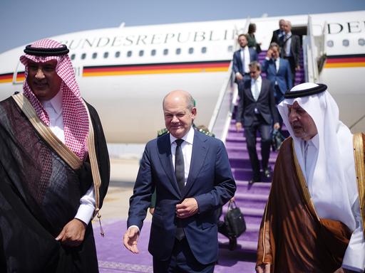 Bundeskanzler Olaf Scholz (SPD, M) wird auf dem Flughafen Dschidda von Khalid bin Faisal Al Saud (r), Gouverneur von Mekka, vor dem A340 der Luftwaffe empfangen. Neben Saudi-Arabien besucht der Kanzler die Vereinigten Arabischen Emirate und Katar.