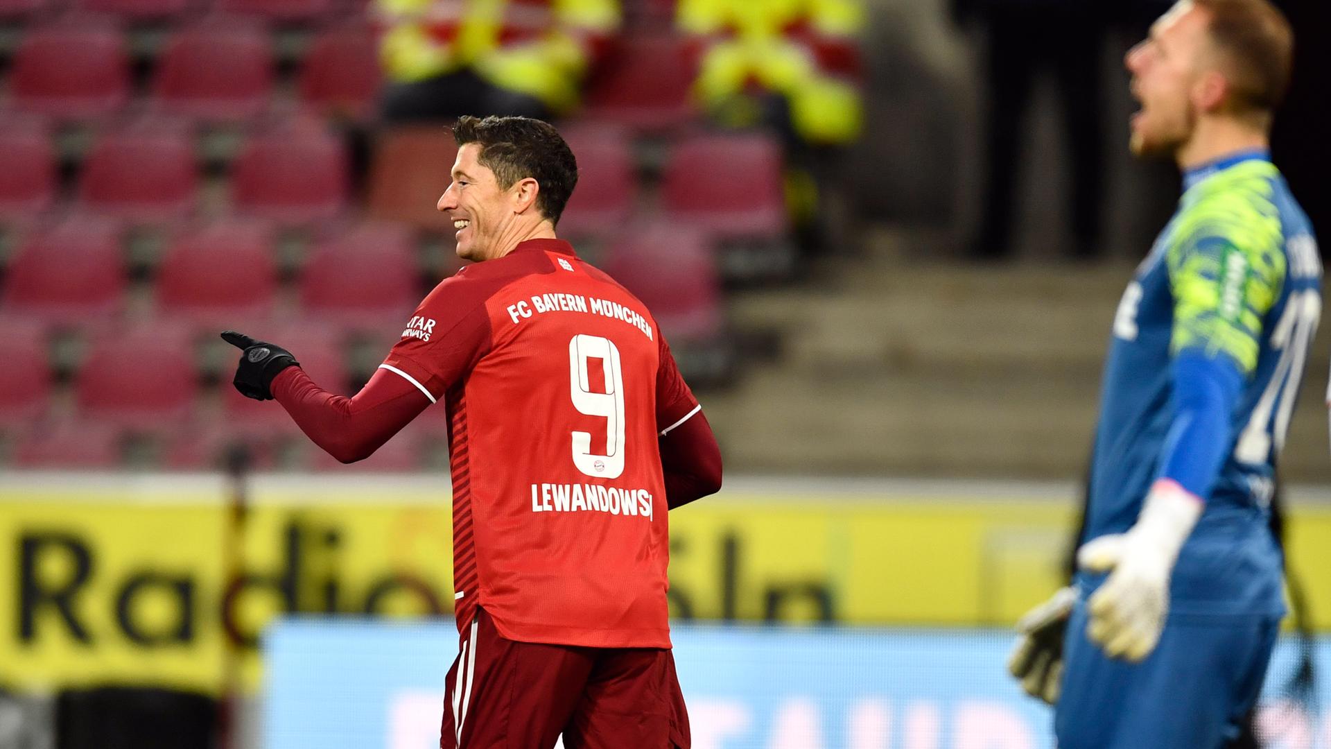 Lewandowski lacht und freut sich über seinen Treffer, am Bildrand ist der Torwart mit offenstehendem Mund zu sehen. Lewandowski lacht und freut sich über seinen Treffer, am Bildrand ist der Torwart mit offenstehendem Mund zu sehen.