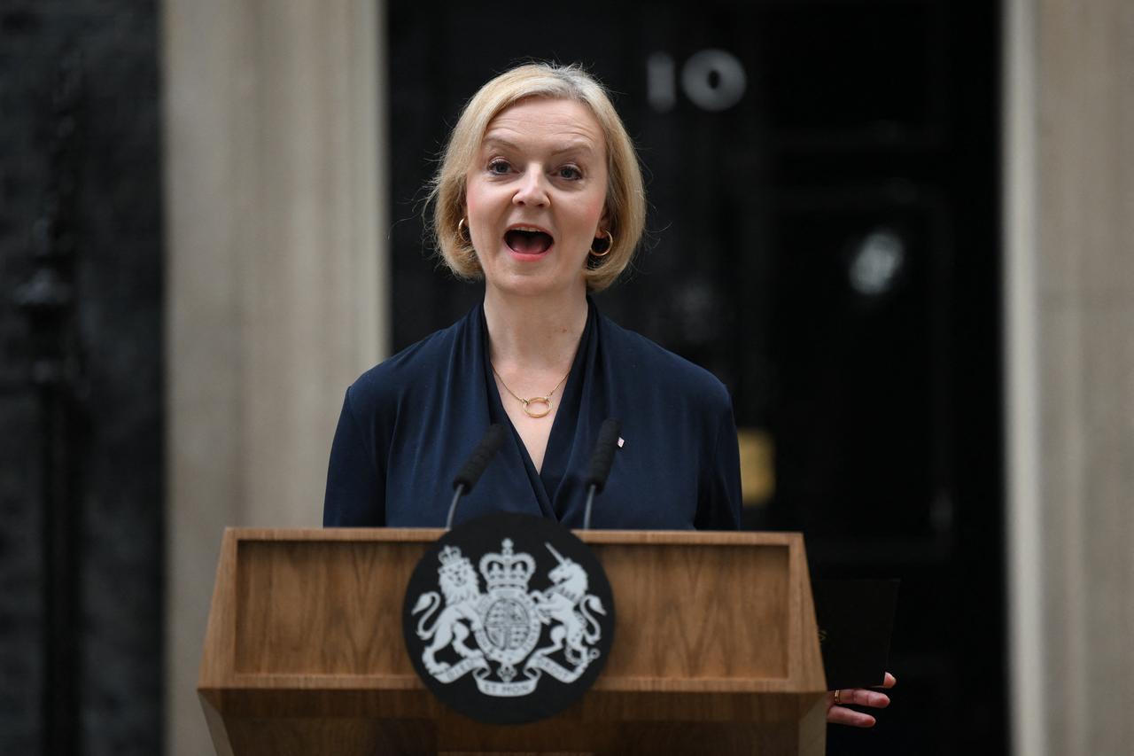 Die britische Premierministerin Liz Truss bei der Ankündigung ihres Rücktritts vor ihrem Amtssitz in Downing Street 10 Die britische Premierministerin Liz Truss bei der Ankündigung ihres Rücktritts vor ihrem Amtssitz in Downing Street 10