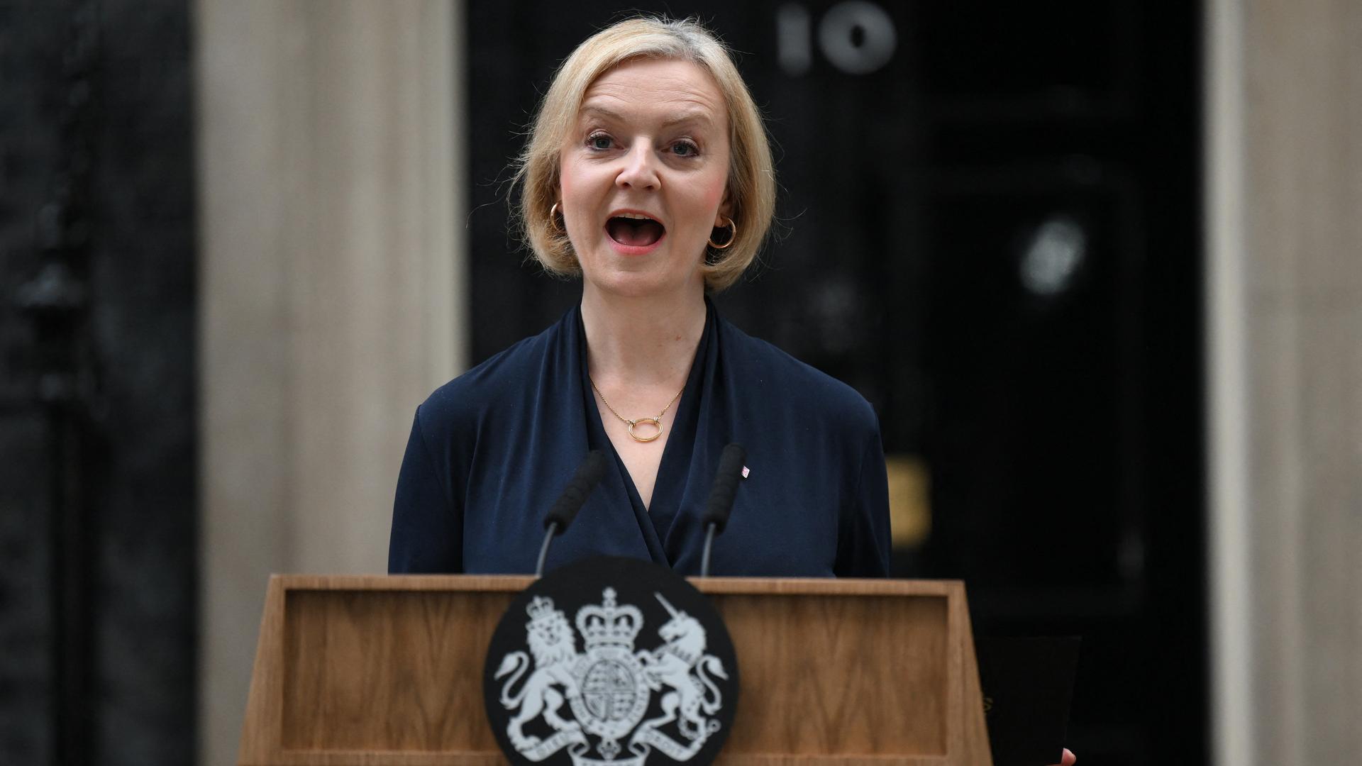 Die britische Premierministerin Liz Truss bei der Ankündigung ihres Rücktritts vor ihrem Amtssitz in Downing Street 10 Die britische Premierministerin Liz Truss bei der Ankündigung ihres Rücktritts vor ihrem Amtssitz in Downing Street 10