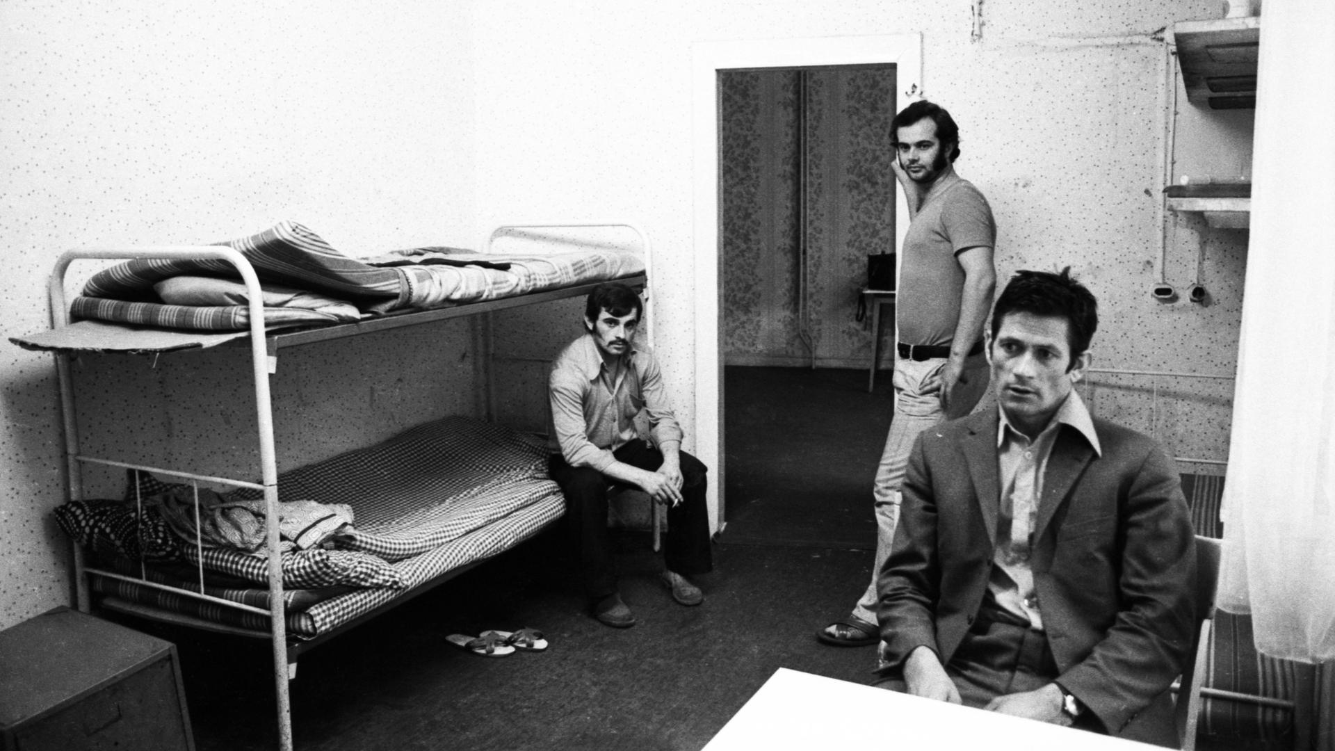 Gastarbeiter in einem Zimmer mit Doppelstockbetten am 13.9.1974 in Duisburg. Gastarbeiter in einem Zimmer mit Doppelstockbetten am 13.9.1974 in Duisburg.