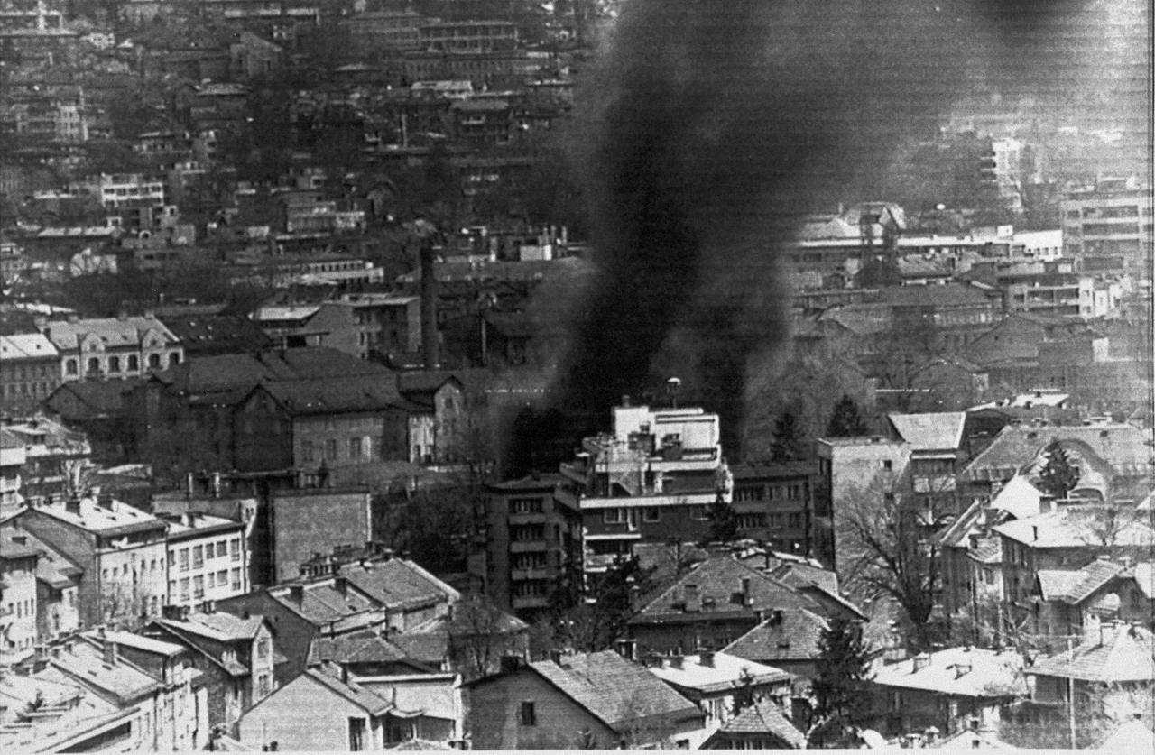 Nach einem Angriff zieht Rauch eines brennenden Gebäudes über die Stadt Sarajevo