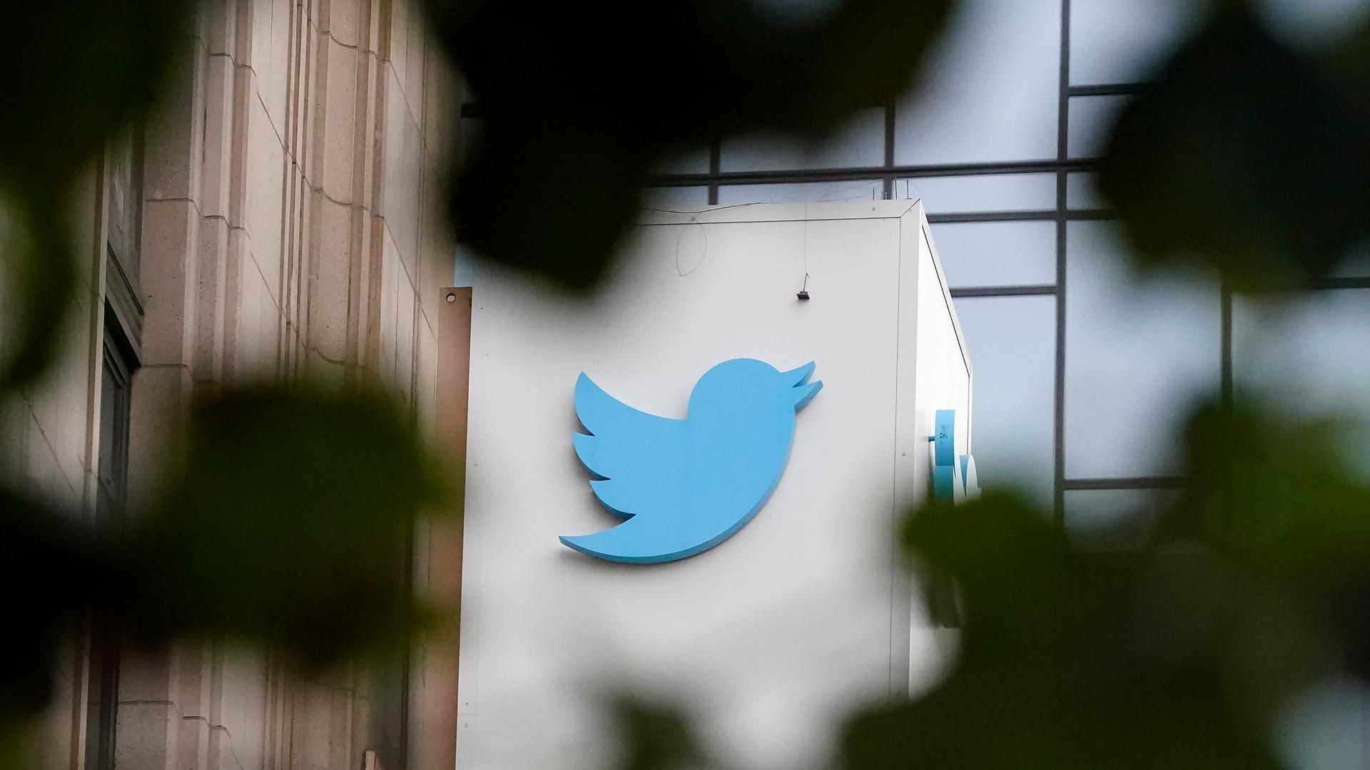 Das blaue Twitter-Symbol am Gebäude der Zentrale von Twitter in San Francisco Das blaue Twitter-Symbol am Gebäude der Zentrale von Twitter in San Francisco