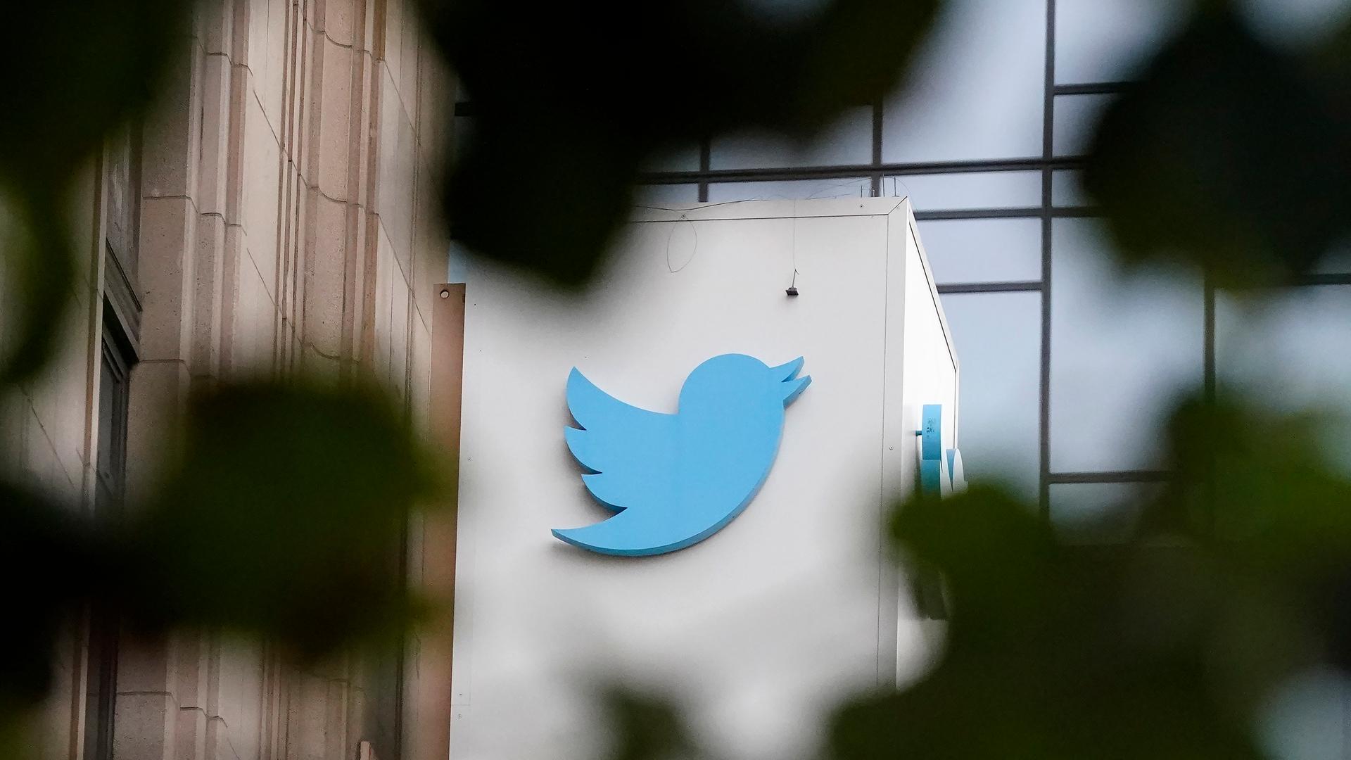 Das blaue Twitter-Symbol am Gebäude der Zentrale von Twitter in San Francisco