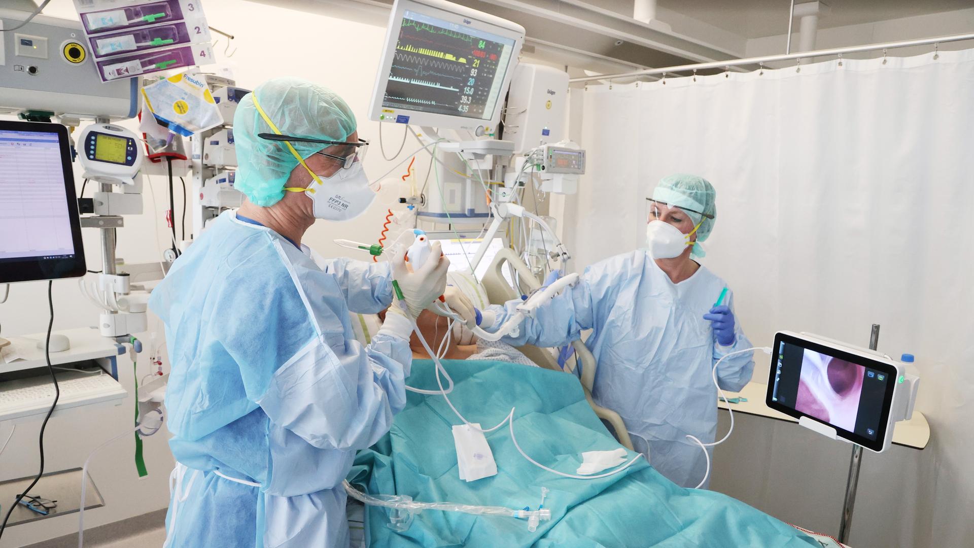 Ãrzte und Pfleger untersuchen einen Patienten auf der Covid-19 Intensivstation im SRH Waldklinikum. 