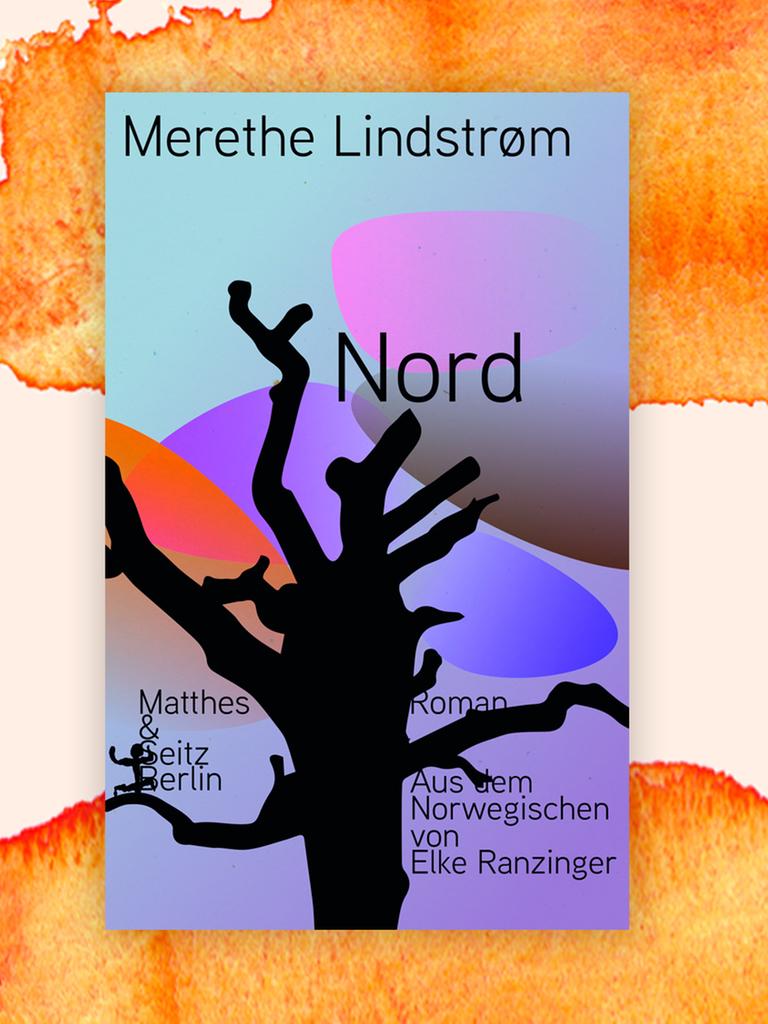 Das Cover des Buches "Nord" von Merethe Lindstrøm zeigt die schwarze Silhouette eines großen Baums mit dicken kahlen Ästen vor einem orangenen Hintergrund.