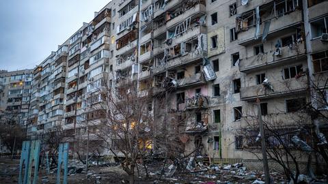 Kiew: Blick auf ein nach einem Raketenangriff beschädigtes Wohnhaus. 
