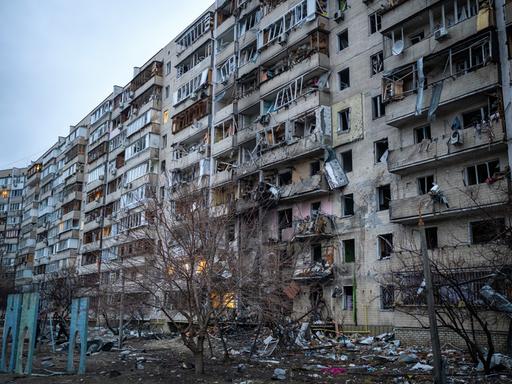 Kiew: Blick auf ein nach einem Raketenangriff beschädigtes Wohnhaus. 
