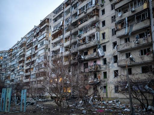 Kiew: Blick auf ein nach einem Raketenangriff beschädigtes Wohnhaus.
Kiew: Blick auf ein nach einem Raketenangriff beschädigtes Wohnhaus.