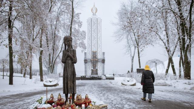 Holodomor-Gedekstätte in Kiew: Die riesige, von Kreuzen umringte Kerze nahe dem Höhlenkloster erinnert an die Hungertoten, die die Ukraine 1932–33 zu beklagen hatte.