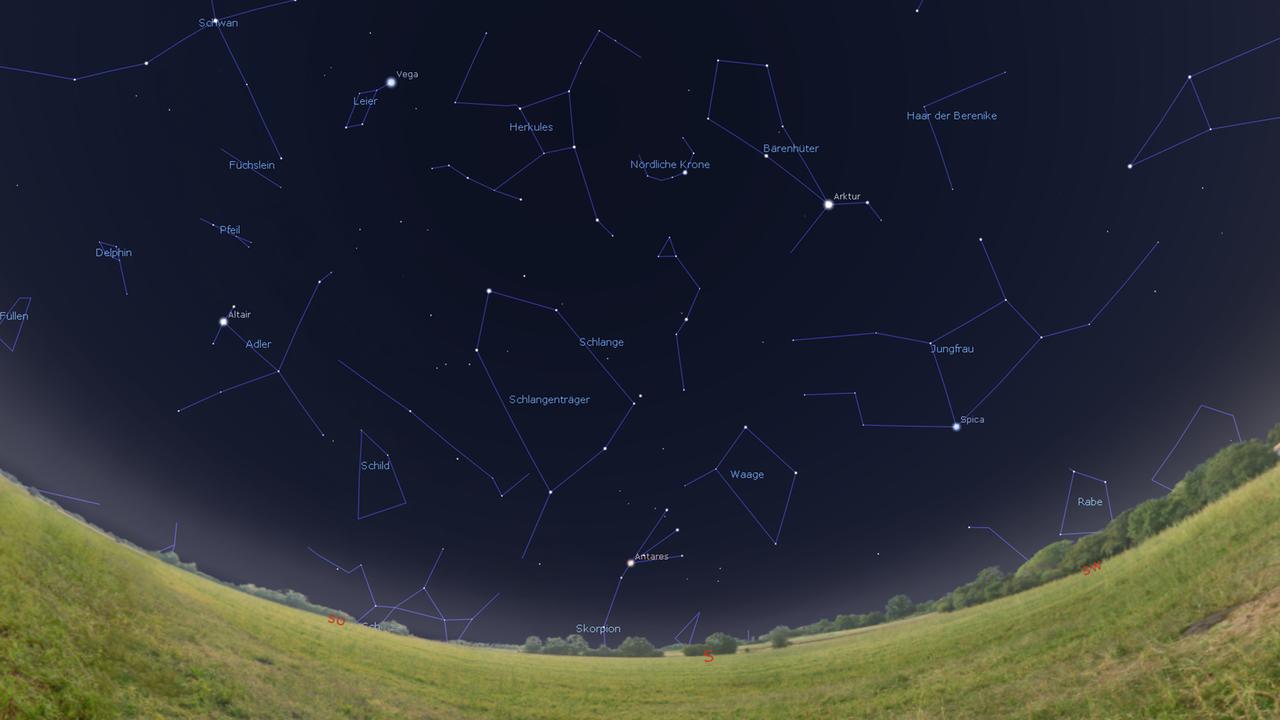 Antares, der Hauptstern im Skorpion, zieht nach 23 Uhr tief über den Südhimmel. Antares, der Hauptstern im Skorpion, zieht nach 23 Uhr tief über den Südhimmel.