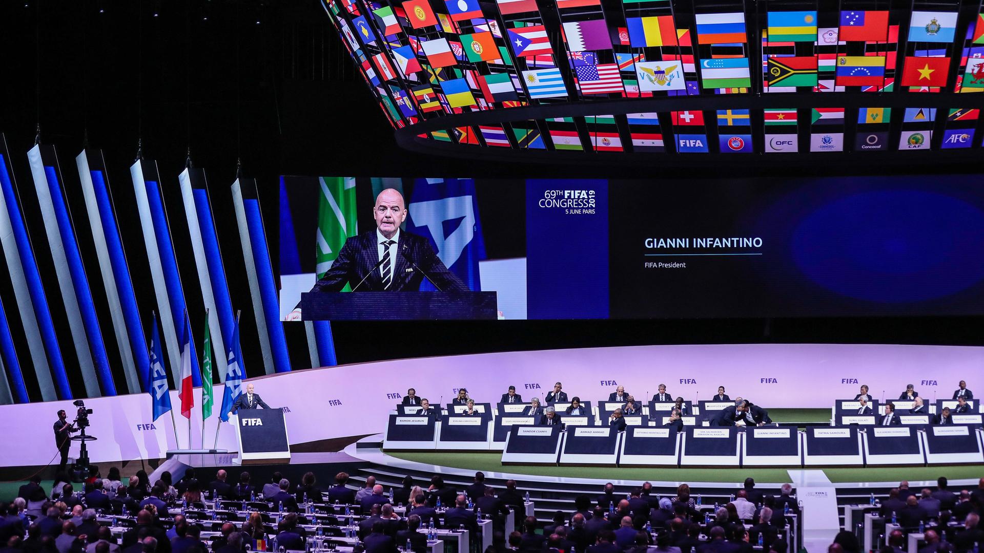 FIFA-Präsident Gianni Infantino bei seiner Wiederwahl auf dem FIFA-Kongress 2019 in Paris. FIFA-Präsident Gianni Infantino bei seiner Wiederwahl auf dem FIFA-Kongress 2019 in Paris.