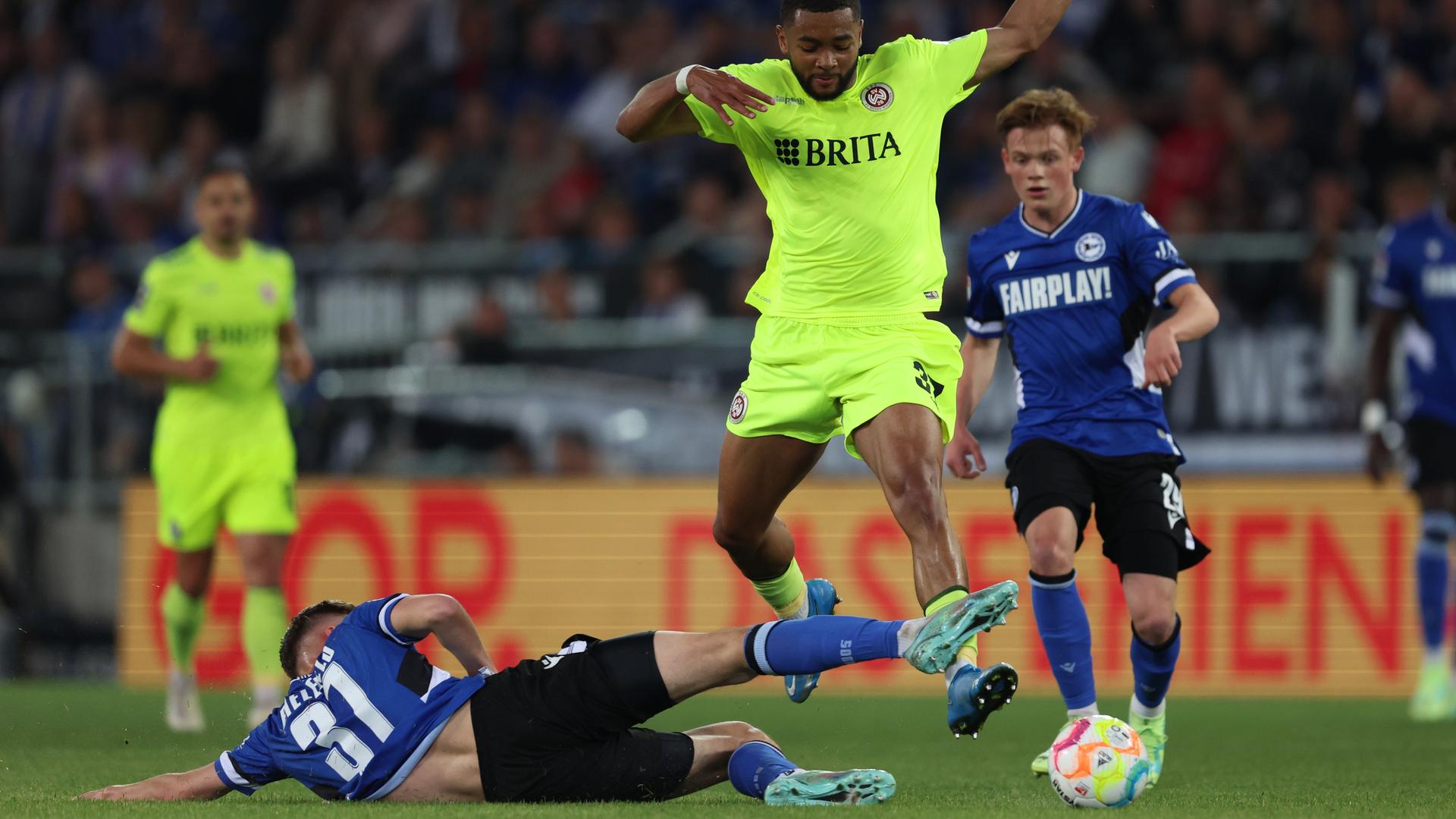 Zweite Fußball-Bundesliga - Arminia Bielefeld Steigt Erneut Ab - Wehen ...