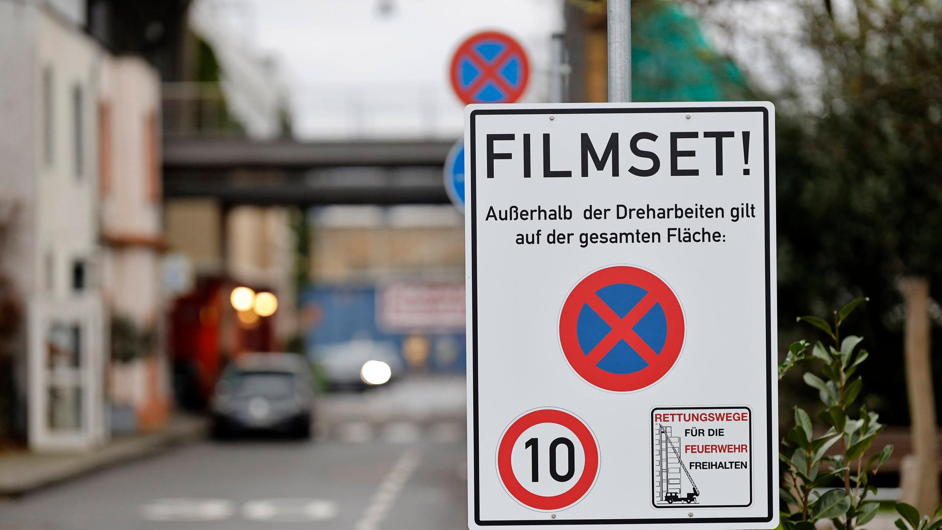 Schild "Filmset", Hintergrund unscharf Schild "Filmset", Hintergrund unscharf