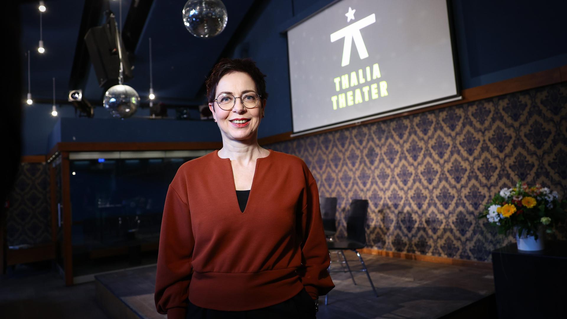 Sonja Anders lächelt nach einer Pressekonferenz im Thalia Theater.