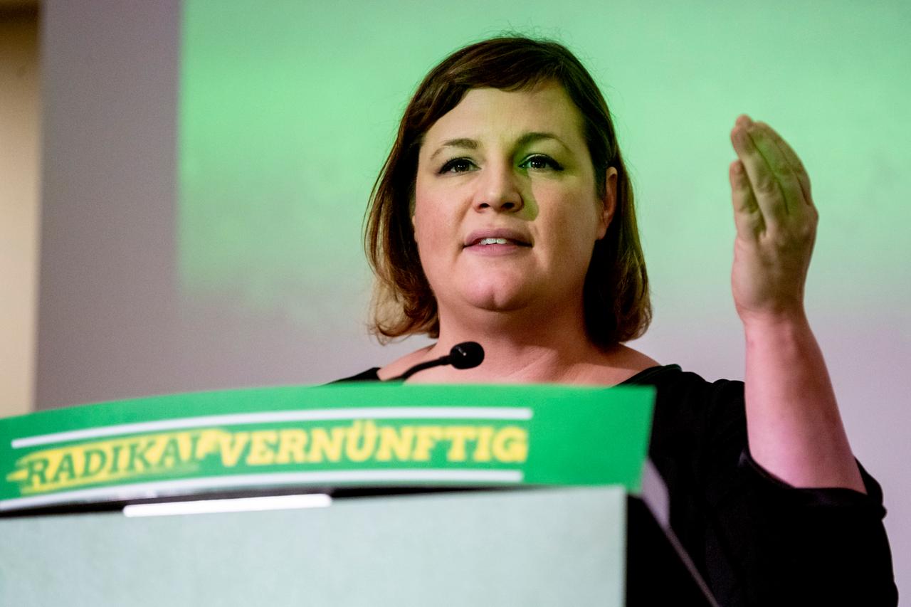 Antje Kapek spricht und gestikuliert mit ihrer linken Hand. Sie hat dunkle Haare, trägt ein schwarzes Oberteil. Auf dem rednerpult des Parteitags steht das Motto "radikal vernünftig" Antje Kapek spricht und gestikuliert mit ihrer linken Hand. Sie hat dunkle Haare, trägt ein schwarzes Oberteil. Auf dem rednerpult des Parteitags steht das Motto "radikal vernünftig"